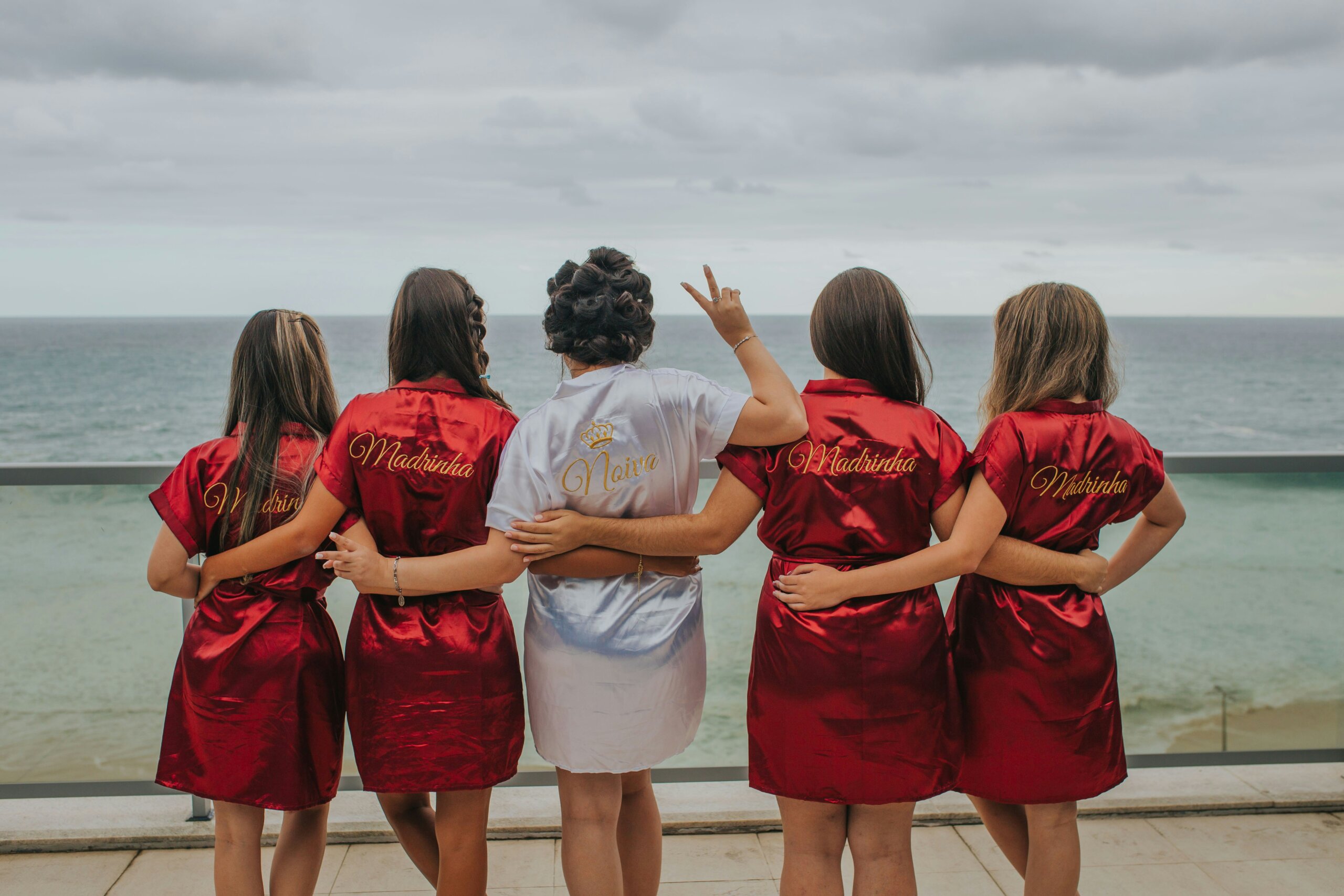 UTF-8''happy-bride-bridesmaids-sleeping-robes.jpg